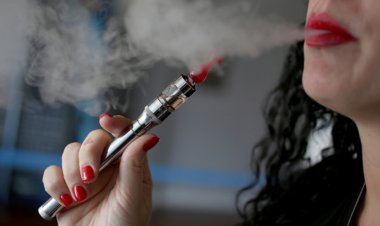 Павлодарку наказали за курение в самолете