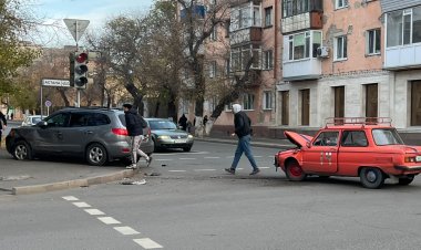 Жол бермеді: Павлодарда екі көлік соқтығысты