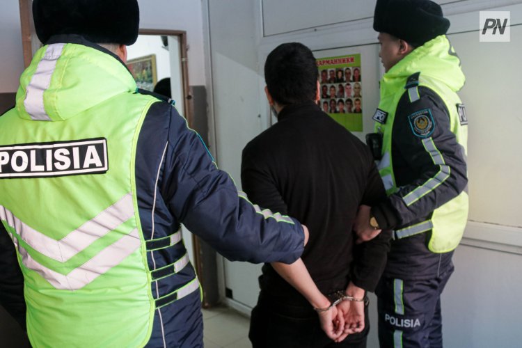 Павлодарда ер адам полицейдің погонын жұлып, қашуға тырысты