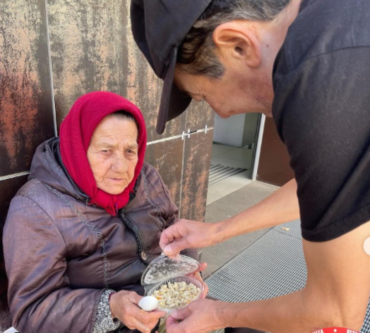 Волонтеры накормили нуждающихся на улицах Павлодара (ВИДЕО)