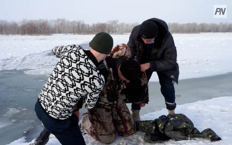 Видеоға түсіріп тұрды: Павлодарлықтарға мұз астына кеткен адамды құтқару жолы түсіндірілді