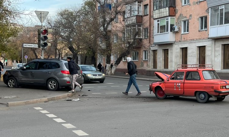 В Павлодаре советская легковушка и иномарка не поделили дорогу