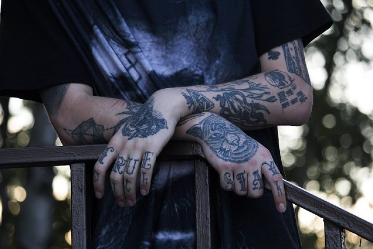 Подросток из США стала профессиональной татуировщицей