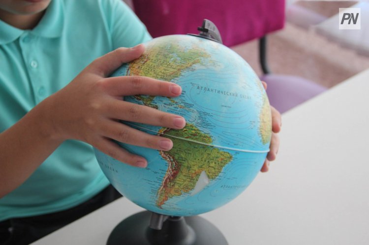 Павлодарские школьники поработали с картами мира