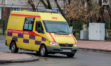 Бағдаршам жоқ: Павлодарда екі әйелді көлік қағып, аялдамаға ұшырып жіберді