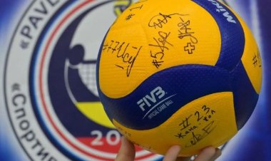 Павлодарские волейболисты расписали мяч акима области