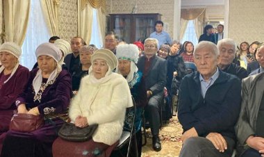 Павлодарлық музейге Мейрам Асылғазының таяғы мен жаңа кітабы табысталды