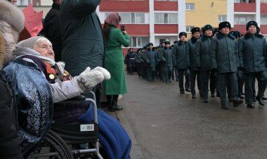 Павлодар облысының әкімі соғыс ардагерін 100 жасқа толуымен құттықтады