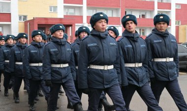 Гвардейцы спели под окнами павлодарки в день её столетия