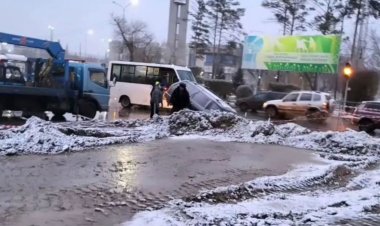 Павлодарда көлік шұңқырға түсіп кетті