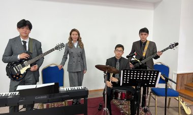 Экибастузский депутат подарила школьникам электрогитары