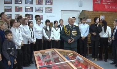 Павлодарлық майдангер қаза тапқан жердің топырағы  салынған капсула немересіне тапсырылды