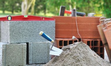 Павлодарда дүкенге жапсыра салынып жатқан құрылыстың өрт қауіпсіздігі сақталмаған (ВИДЕО)