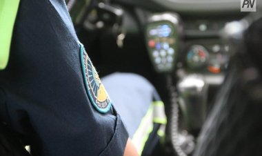 Ертіс ауданында полицейлер жолда тұрып қалған көлікті шығаруға көмектесті