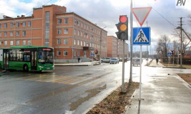 Павлодарда автобус жүргізушісі жол белгілерін қағып, оқиға орнынан жасырынғысы келген