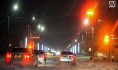 Павлодарда жүргізуші қызыл жарыққа өтіп, жол ережелерін үш рет бұзды