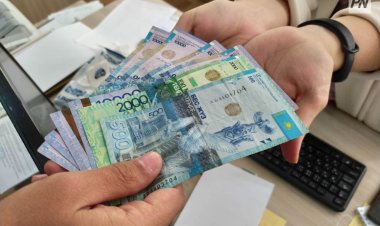 Ақсуда мемлекеттік қызметші парамен ұсталды