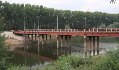 В Павлодаре девушка спрыгнула с моста в реку