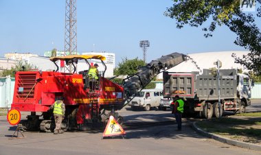 Атамекен кентінде жолдар жөнделіп, жаңа ойын алаңдары салынуда