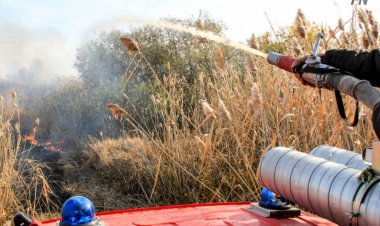 В Павлодаре горела сухая трава