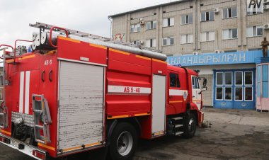 В павлодарской многоэтажке загорелся мусор