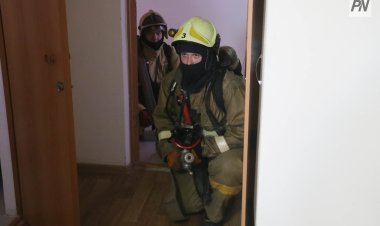 Ата-анасы мас: Екібастұзда үш бала түтін басқан пәтерден құтқарылды