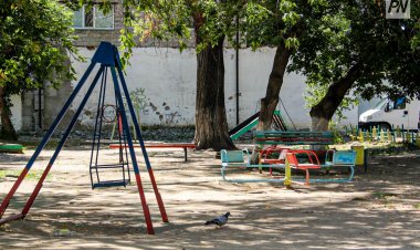 Екібастұзда әйел ойын алаңында кішкентай баланың басынан ұрған