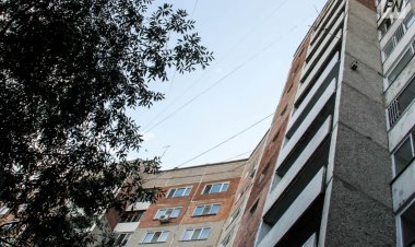 Павлодарда әйел екі баласымен бірге терезеден құлап кетті