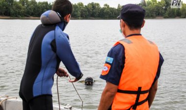 Ақсуда ішінде балықшылар болған көлік суға батып кетті