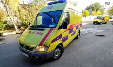 В Павлодаре пятилетняя девочка выпала из окна третьего этажа