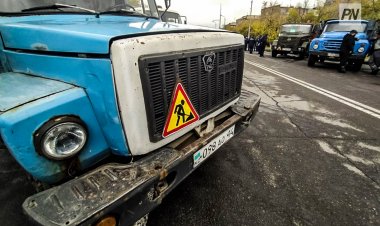 В Павлодаре устраняют повреждение на водопроводе