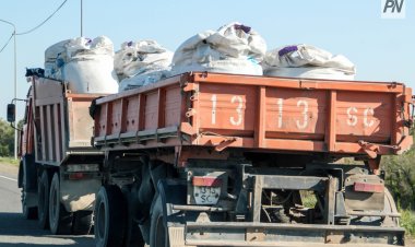 Павлодарлық трассада жеңіл автокөлік КамАЗ-дың астына кіріп кетті