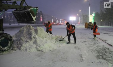 В Павлодаре продолжили борьбу со снежной стихией