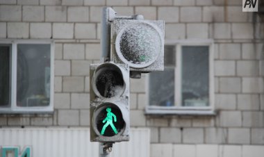 Павлодарда көлік жүргізушісі бағдаршамға соғылды