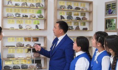 Павлодарлық мектепке алматылық университет сый жасады