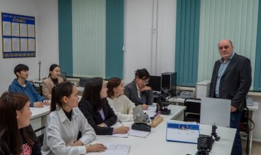 Павлодарлық университетте неміс ғалымы физикадан ағылшынша дәріс береді