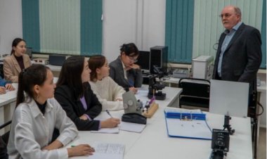 Павлодарлық студенттерге Германияның теориялық физигі дәріс оқуда