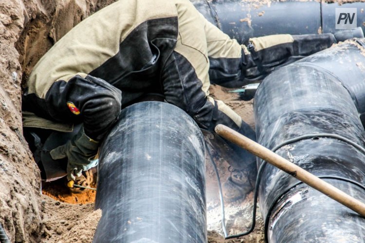 Мен жуынатын бөлмеде жуынып жатыр едім, әкем ішке кірді.