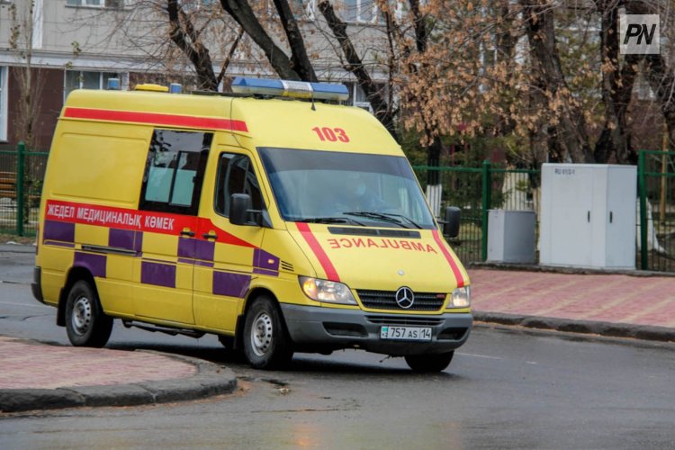 Бағдаршам жоқ: Павлодарда екі әйелді көлік қағып, аялдамаға ұшырып жіберді