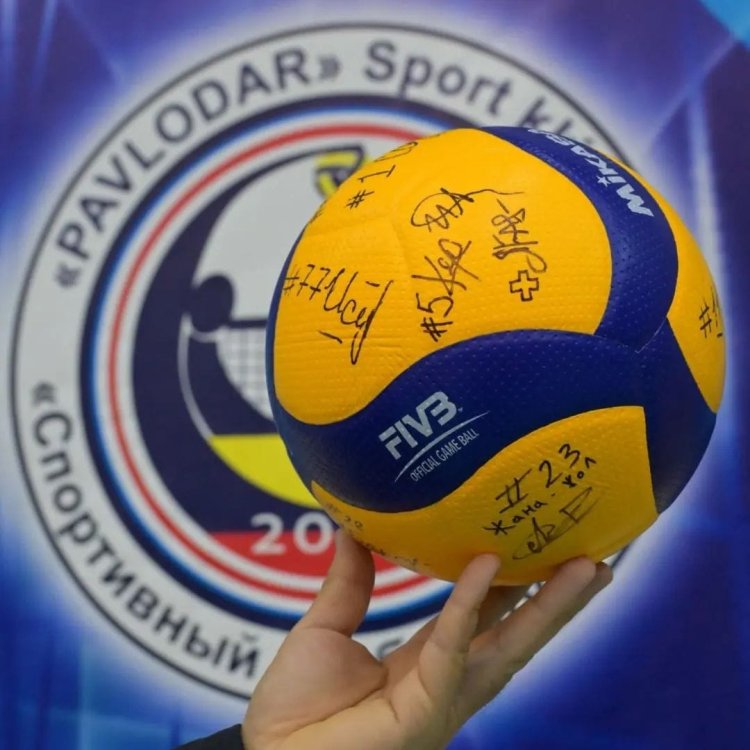 Павлодарские волейболисты расписали мяч акима области