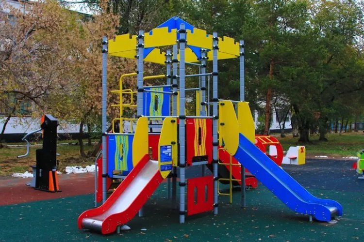 В Павлодаре подрядчик затянул установку полусотни детских площадок
