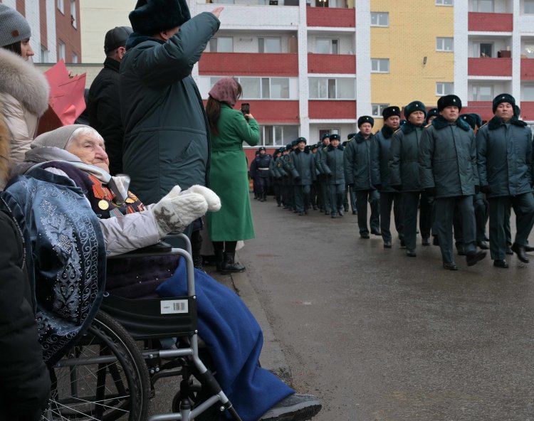 Павлодар облысының әкімі соғыс ардагерін 100 жасқа толуымен құттықтады