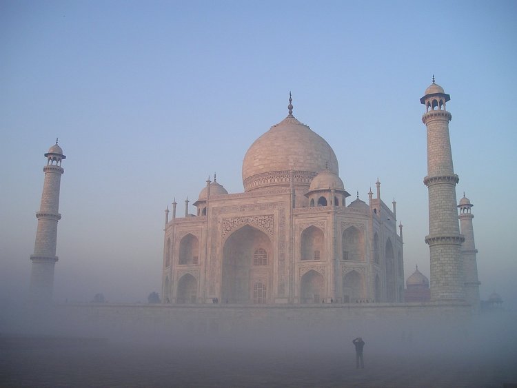 Знаменитый мавзолей в Индии заслонил смог