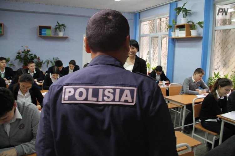 Павлодарские полицейские показали школьникам приемы самозащиты