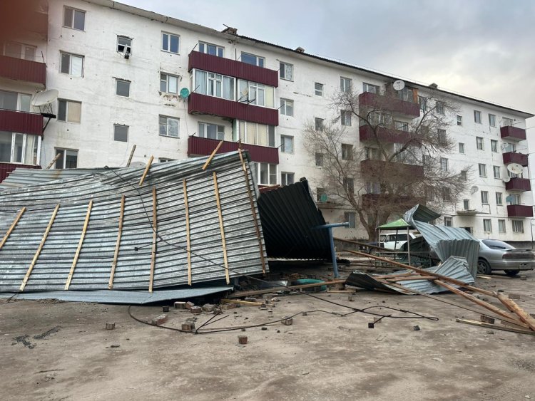Аким Павлодара проверил, как восстанавливают сорванные ураганом крыши (ВИДЕО)