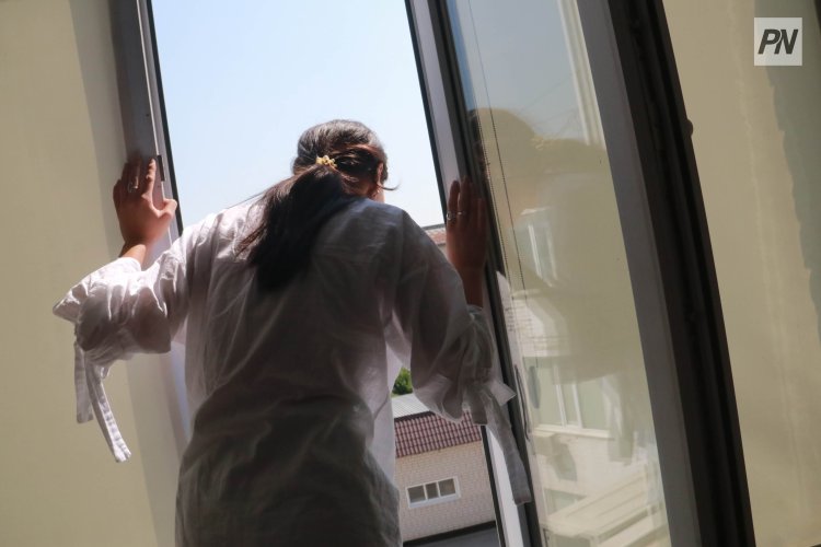 В Павлодаре из окна выпал двухлетний ребенок