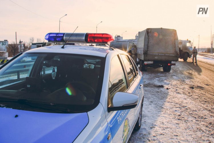 Павлодар облысында полицейлер жанармайы тауысылып, жолда қалған ресейлікке көмектесті
