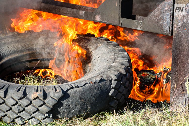 Павлодарские пожарные потушили горящий автомобиль