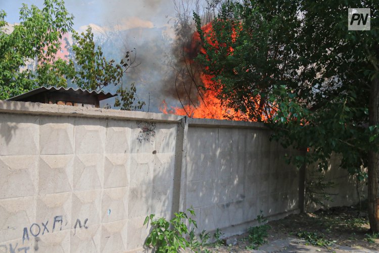 Павлодарские пожарные вынесли ребенка из горящего дома