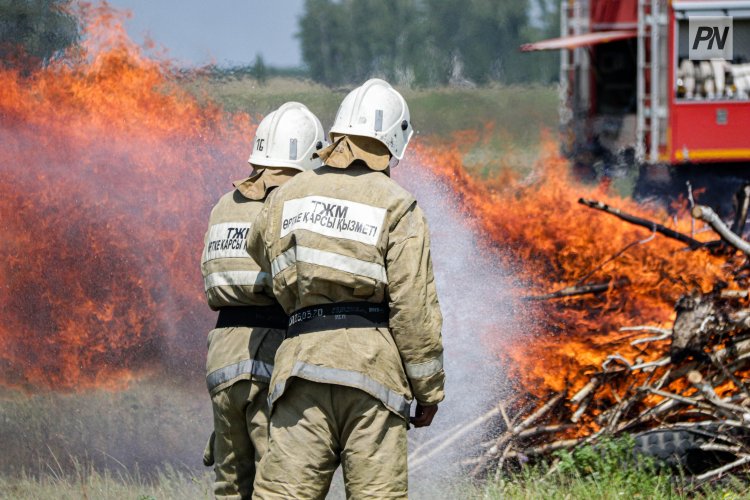 Павлодарские огнеборцы потушили горящий автомобиль